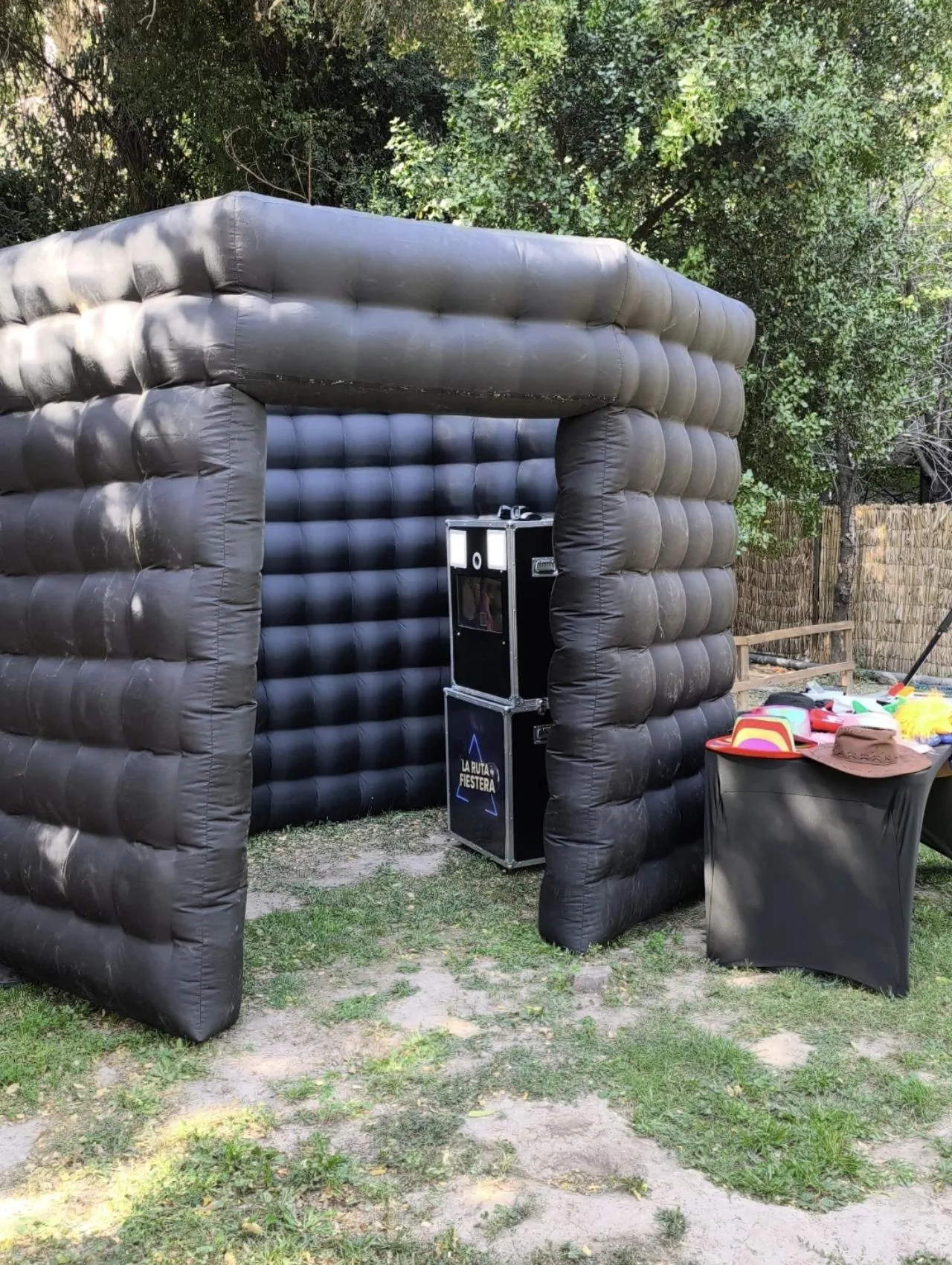 Tótem y estructura inflable de la cabina de fotos