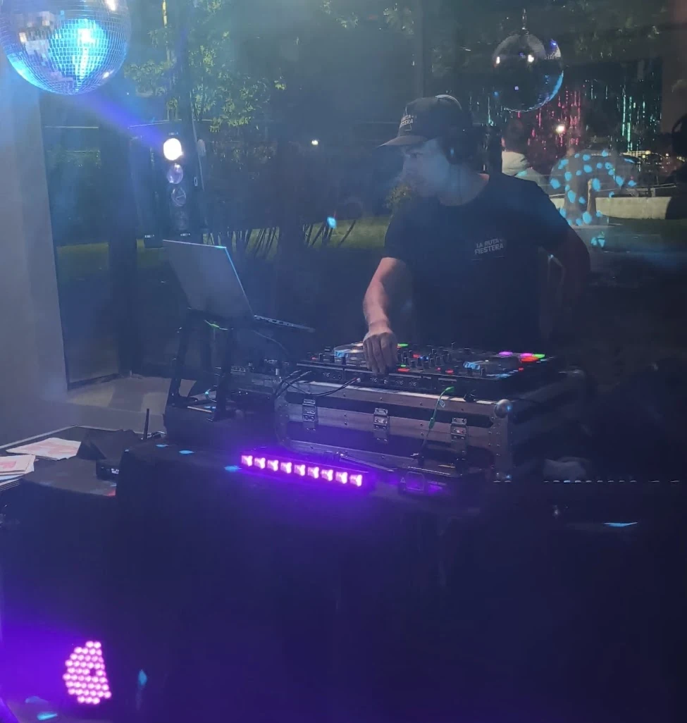 DJ de La Ruta Fiestera durante una celebración