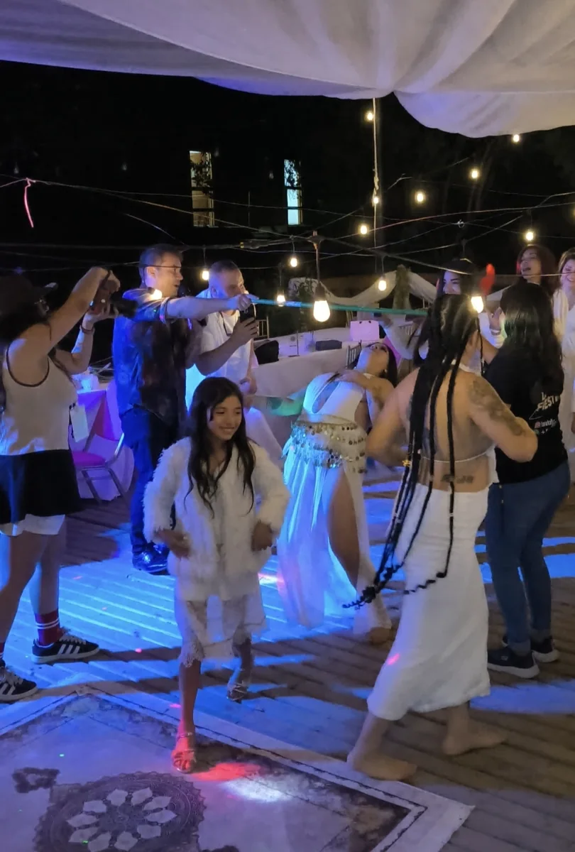 Novia e invitados participando en un juego de limbo durante la fiesta