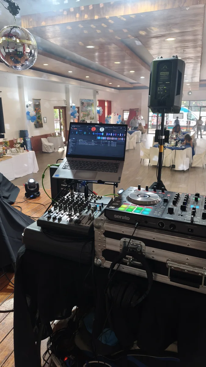 Consola, computador y equipo de sonido instalados en un salón de eventos
